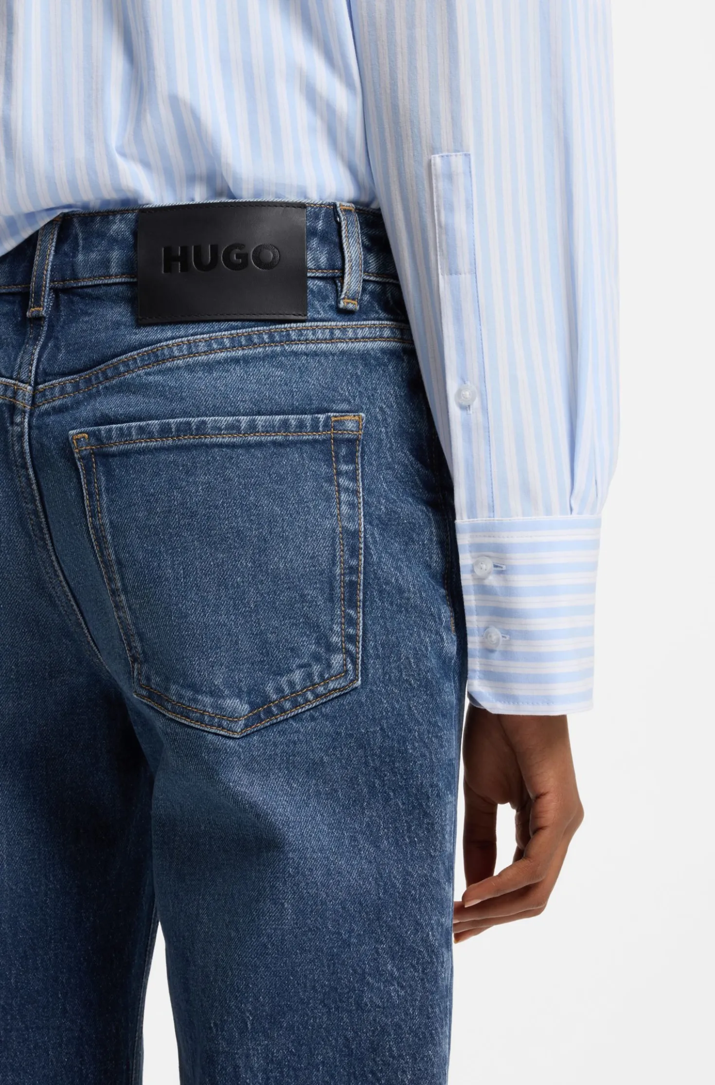 Ausgestellte Jeans aus blauem Stretch-Denim