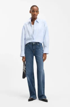 Ausgestellte Jeans aus blauem Stretch-Denim