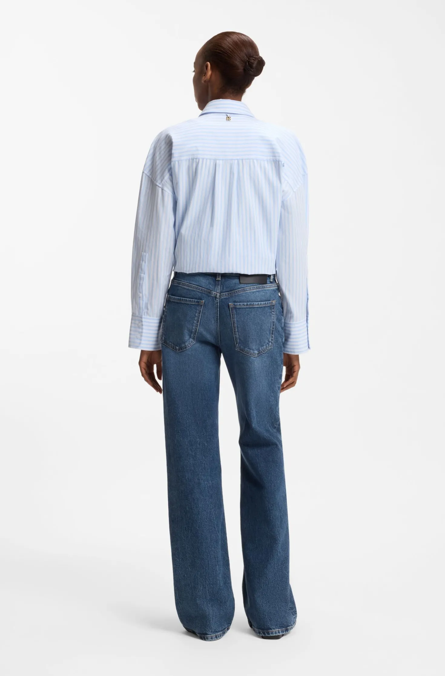 Ausgestellte Jeans aus blauem Stretch-Denim