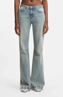 Ausgestellte Jeans aus getöntem blauem Denim