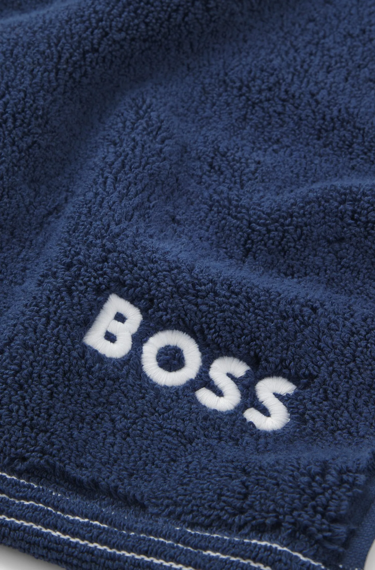 Badematte aus Baumwolle mit kontrastfarbener Logo-Stickerei