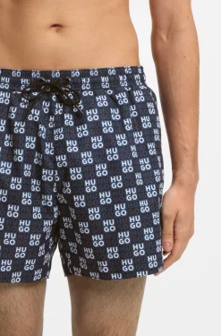 Badeshorts mit Schachbrett-Logos