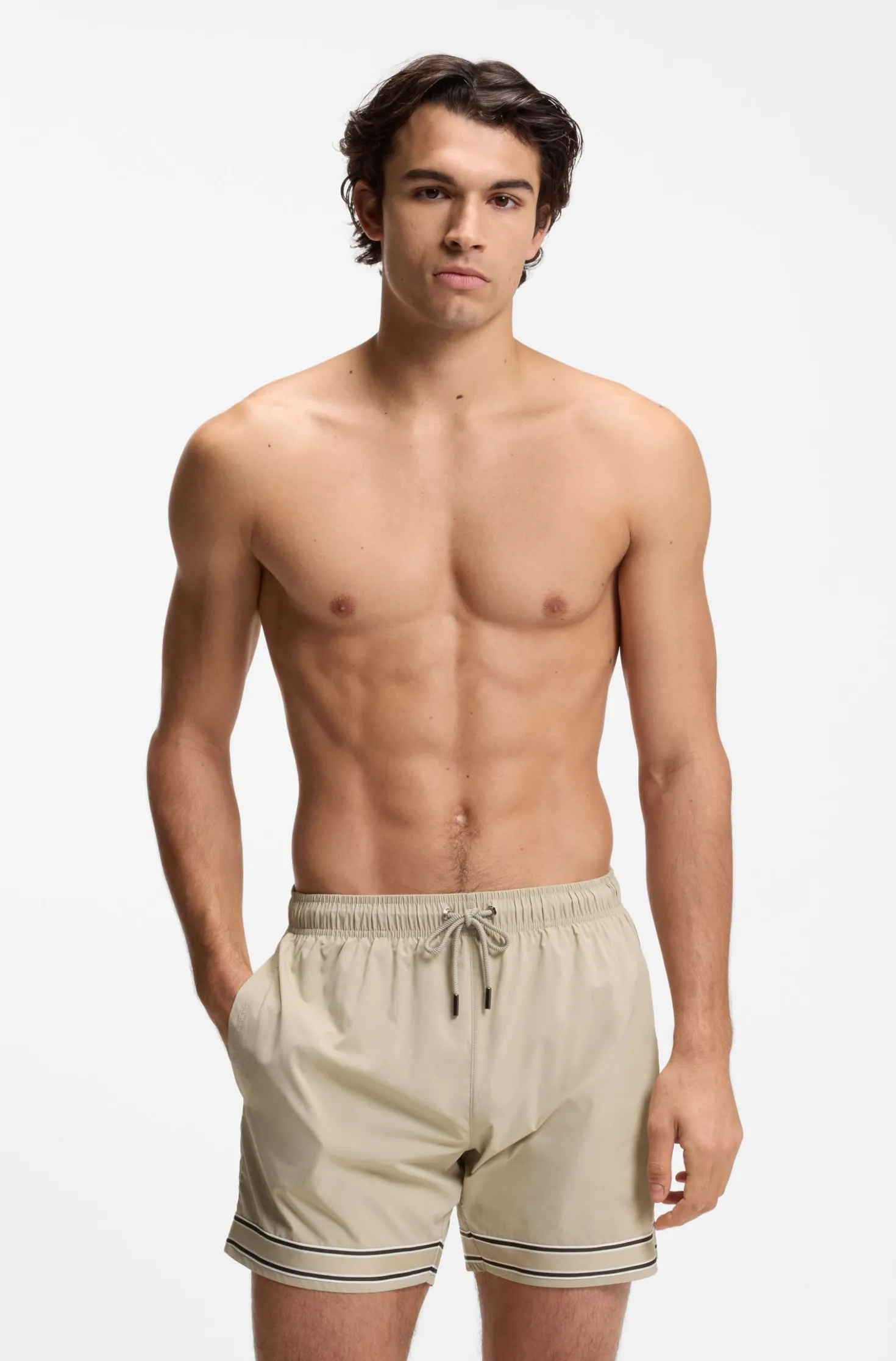 Badeshorts mit Tunnelzug aus Stretch-Gewebe und Bandbesatz
