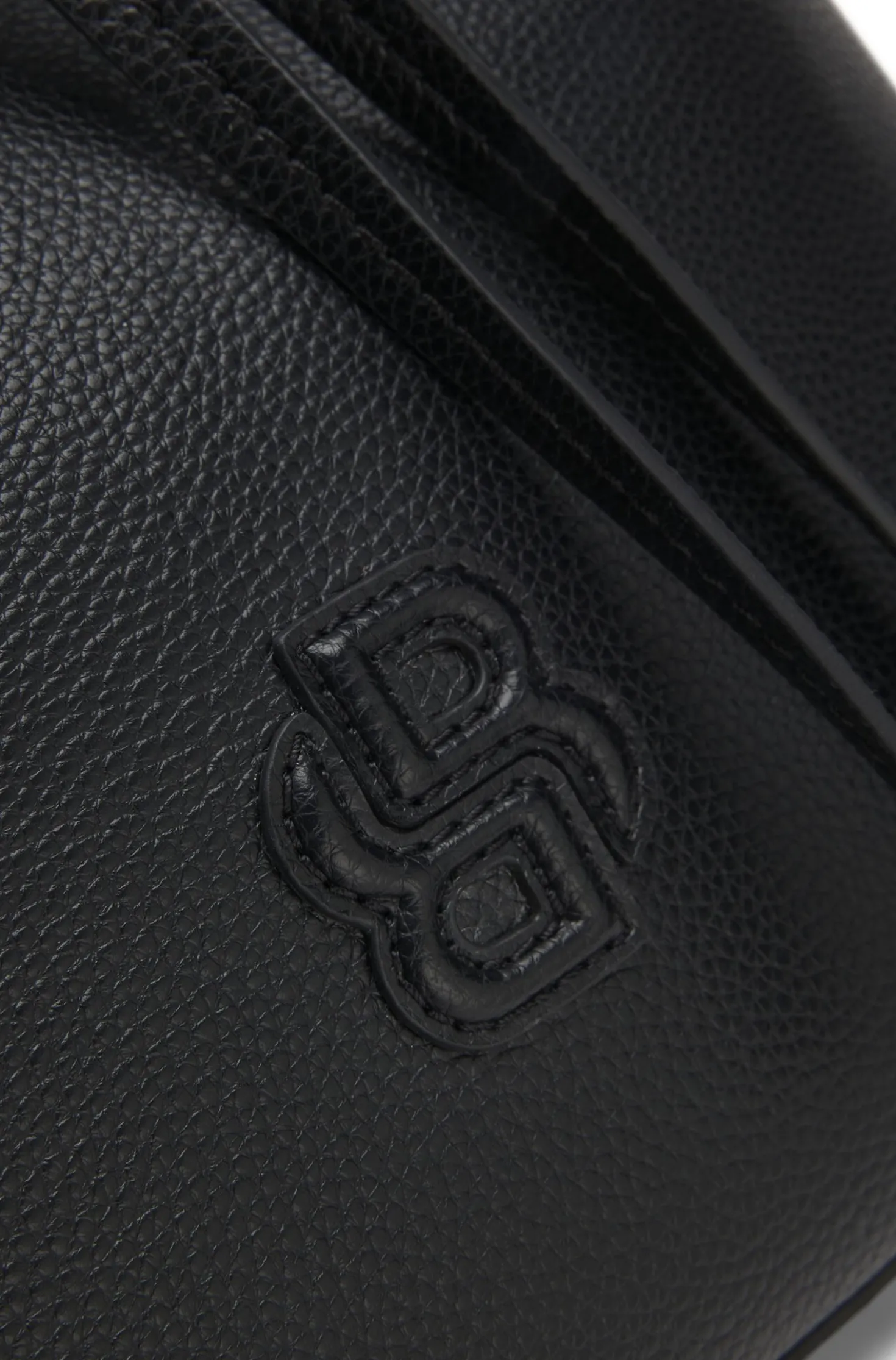 Beuteltasche aus genarbtem Kunstleder mit Double-B-Monogramm