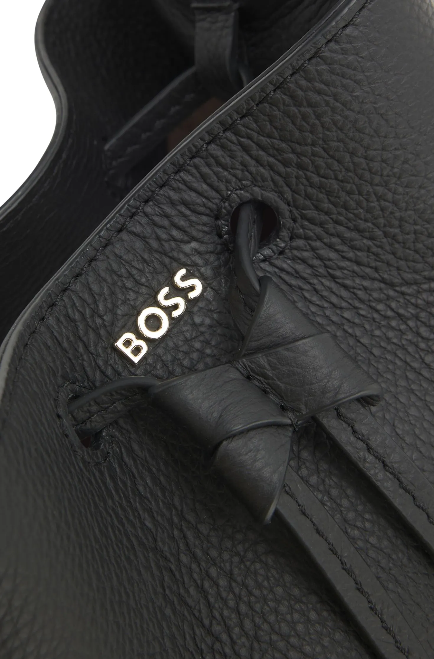 Beuteltasche aus Leder mit Logo-Schriftzug