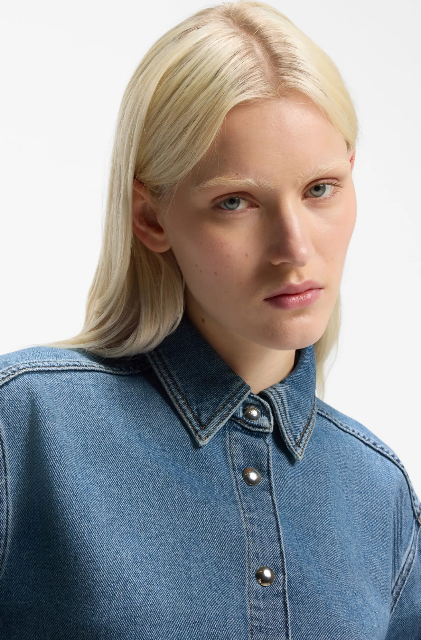 Blaues Hemd aus festem Denim