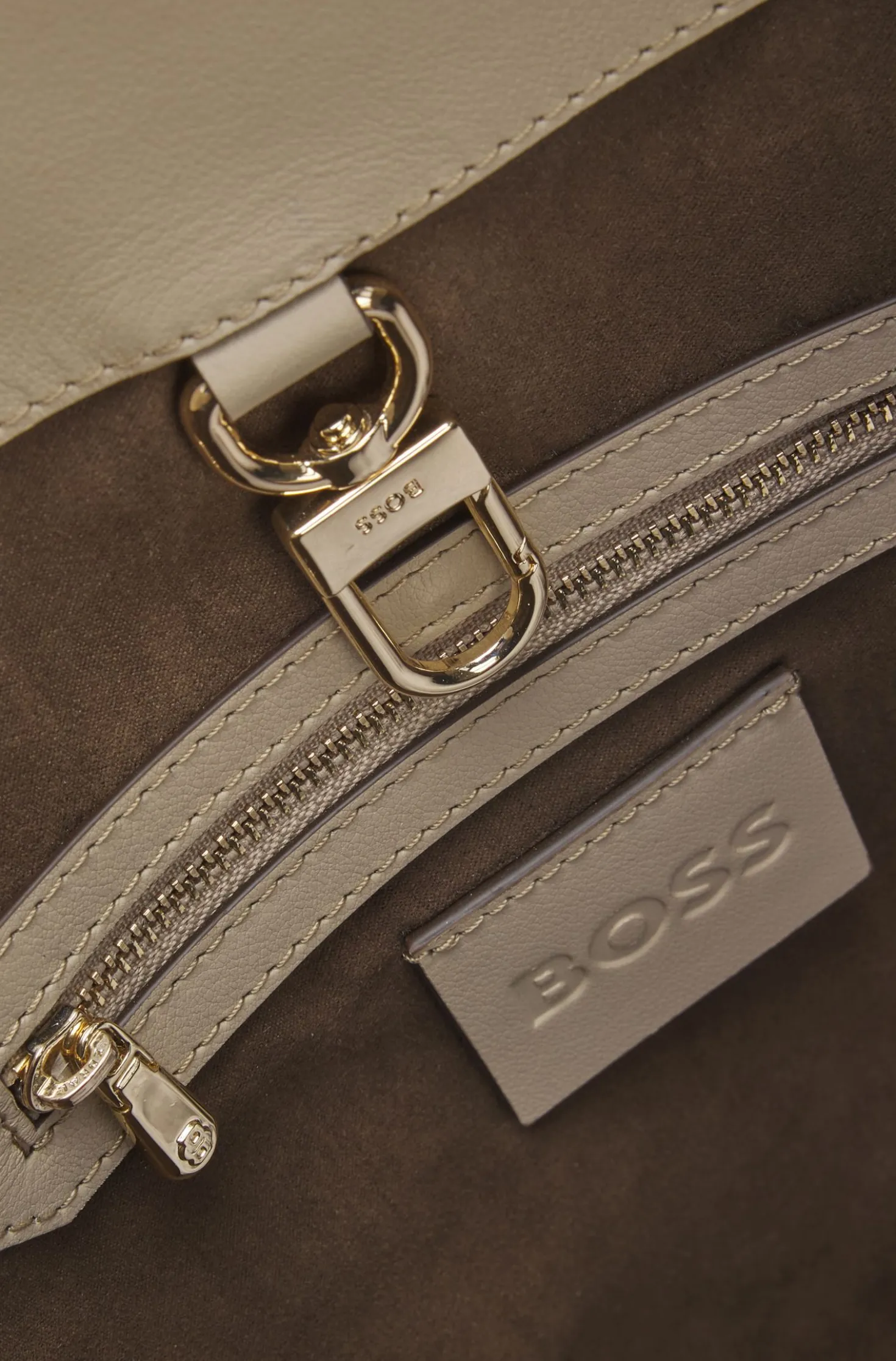 BOSS Revers Bucket Bag aus bedrucktem Veloursleder mit Gürteldetail
