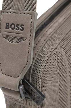 BOSS x ASTON MARTIN Umhängetasche aus Strick mit Velourslederbesatz