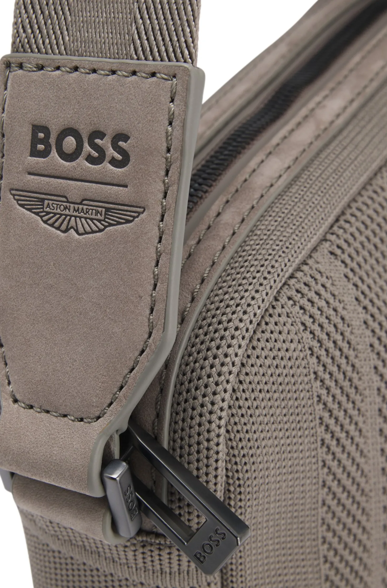 BOSS x ASTON MARTIN Umhängetasche aus Strick mit Velourslederbesatz