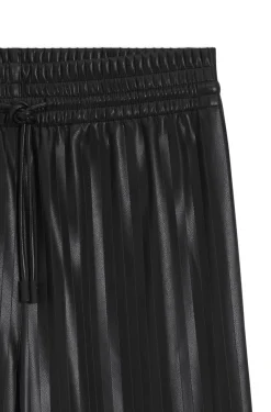 Gestreifte Relaxed-Fit Hose aus Kunstleder mit weitem Beinverlauf