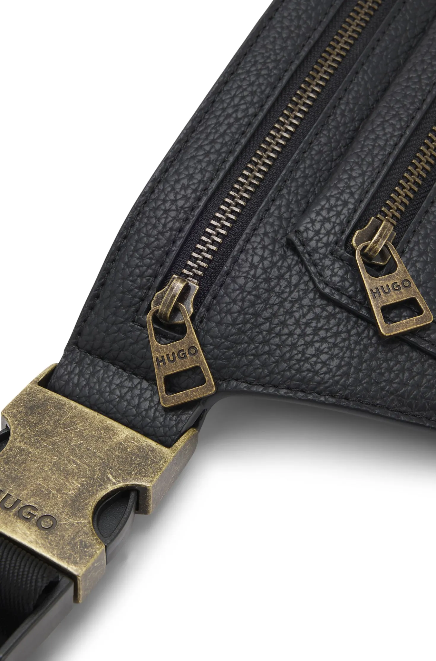 Gürteltasche mit Narbung und Hardware im Antik-Gold-Effekt