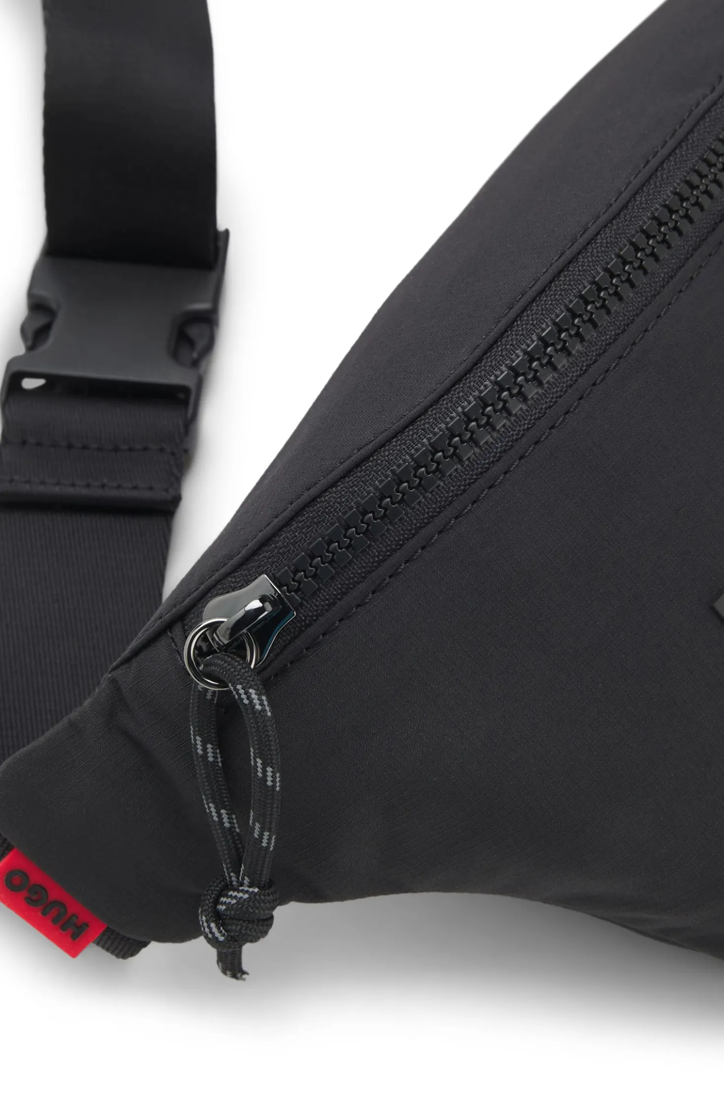 Gürteltasche mit weit gesetztem Logo-Detail