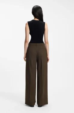 Hose aus Stretch-Gewebe mit weitem Beinverlauf und Bundfalten vorne