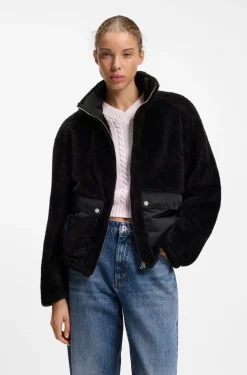 Jacke aus Kunstfell mit kontrastierenden aufgesetzten Taschen