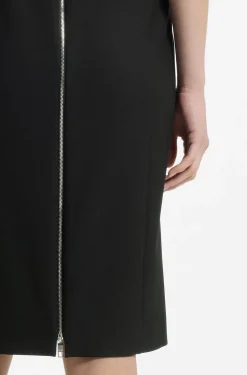 Kleid aus elastischem Gewebe mit V-Ausschnitt