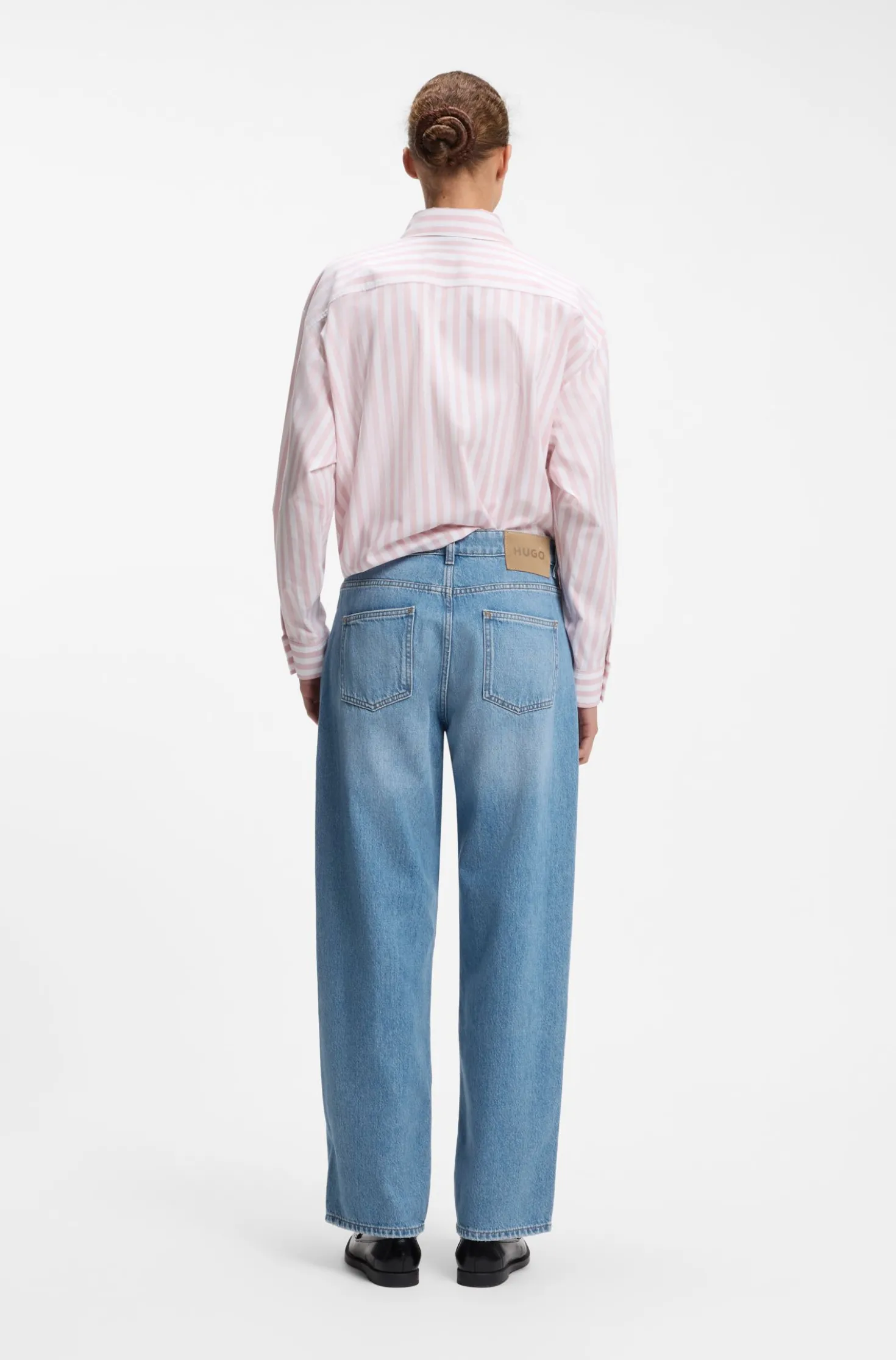 Loose-Fit Jeans mit weitem Bein und Charm-Akzenten