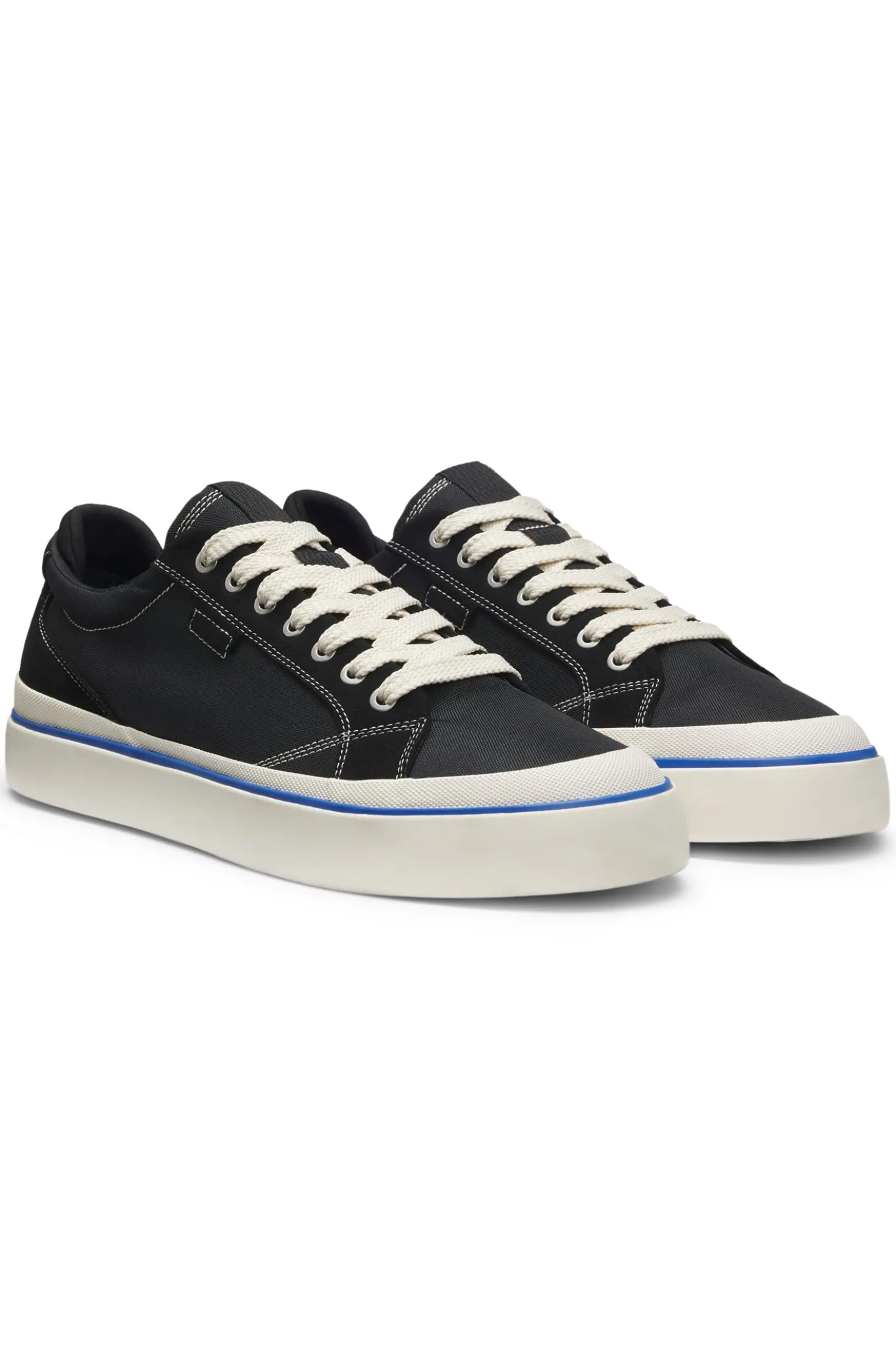 Lowtop Sneakers mit blauer Sohlen-Linie