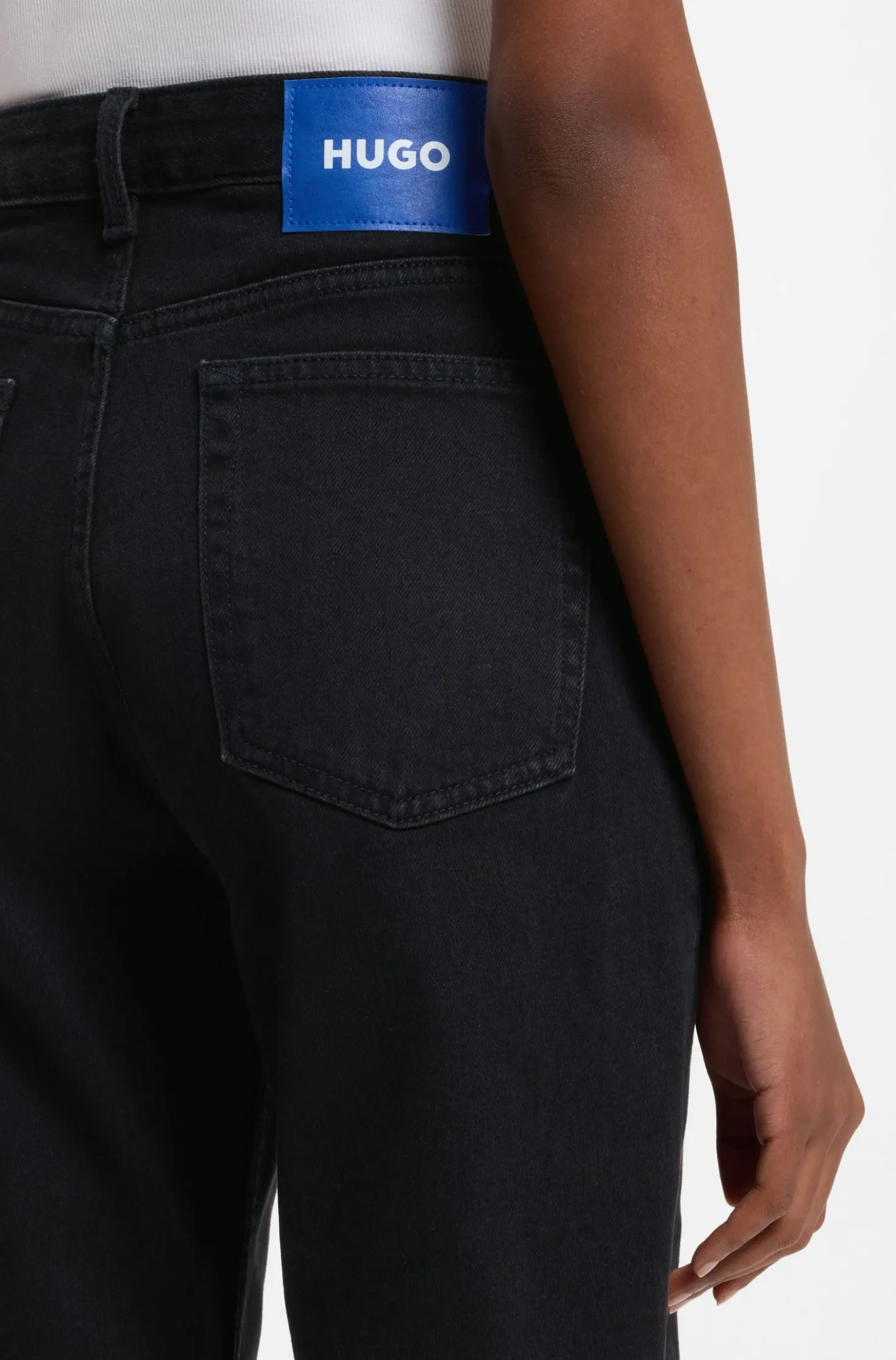 Mom-Jeans aus schwarzem Stretch-Denim