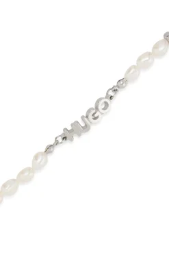 Perlen-Armband mit metallener Logo-Applikation