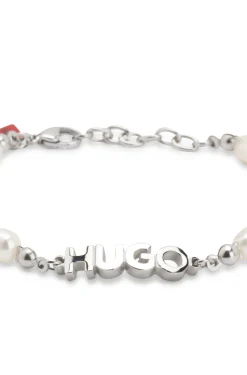 Perlen-Armband mit metallener Logo-Applikation