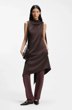 Ärmelloses asymmetrisches Kleid aus drapiertem Sable-Satin