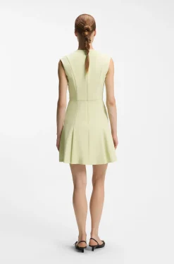 Ärmelloses Kleid mit goldfarbener Blumen-Brosche
