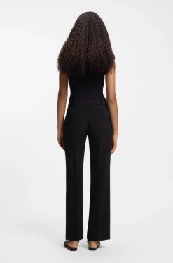 Slim-Fit Hose aus Krepp-Gewebe mit D-Ring-Detail