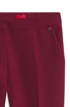 Slim-Fit Hose aus Stretch-Gewebe mit Logo-Niete