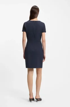 Slim-Fit Kleid mit Paspelierung an der Taille