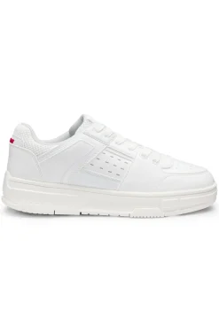Sneakers aus Kunstleder mit Mesh-Details