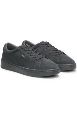 Sneakers aus Veloursleder mit goldfarbenem Folien-Logo