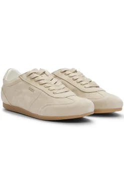 Sneakers aus Veloursleder mit Logo-Details