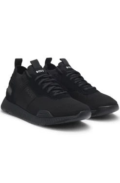 Sneakers aus verschiedenen Materialien mit gestricktem Obermaterial und Veloursleder-Details
