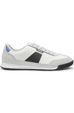 Sneakers aus verschiedenen Materialien mit gerippter Laufsohle