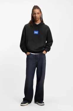 Sneakers mit Lackdetails und Schnürung