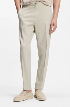 Tapered-Fit Hose aus Stretch-Baumwolle mit Seersucker-Struktur