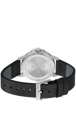 Uhr mit schwarzem Zifferblatt und Lederarmband