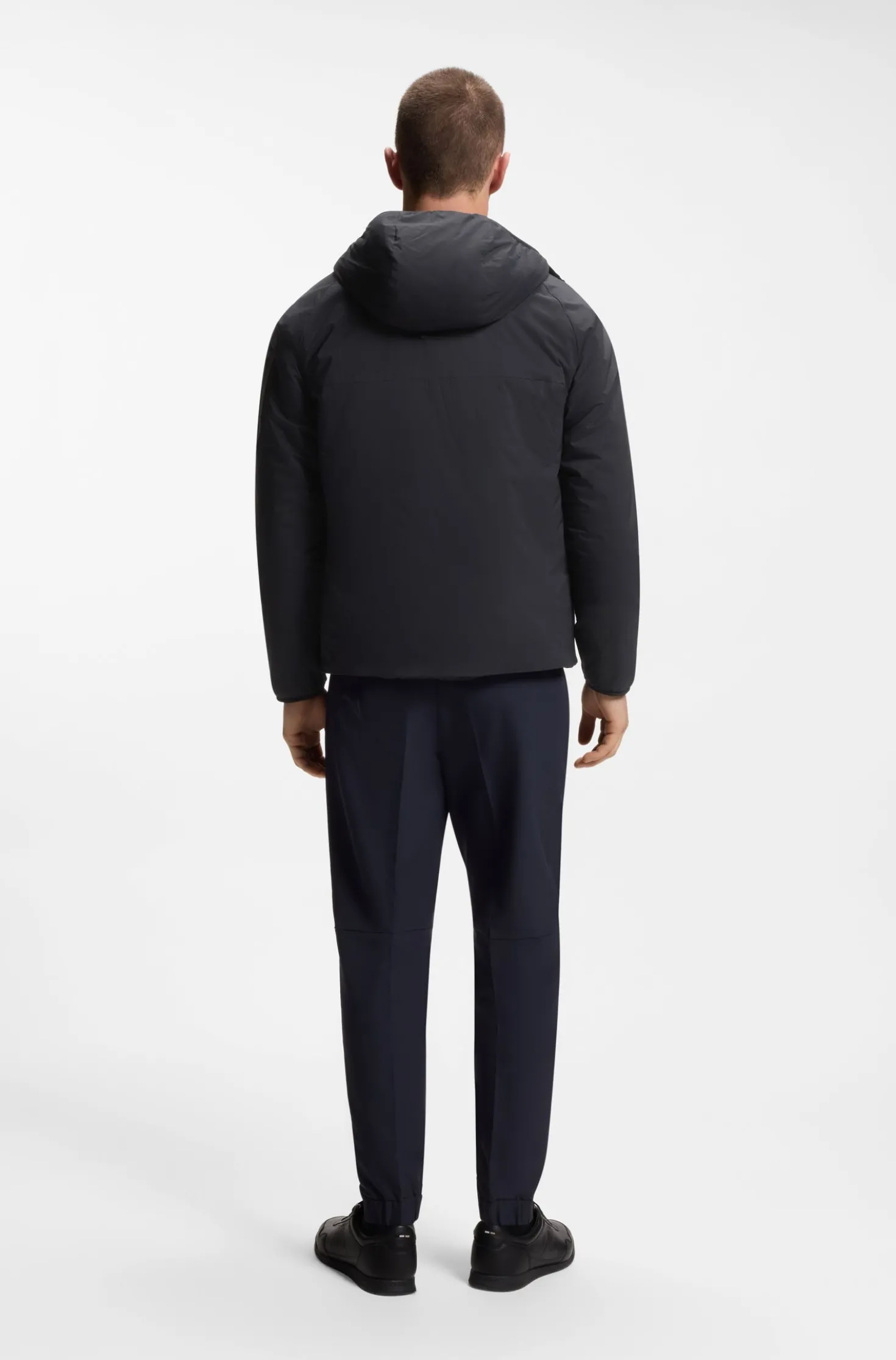 Wasserabweisende Jacke mit verstellbarem Saum