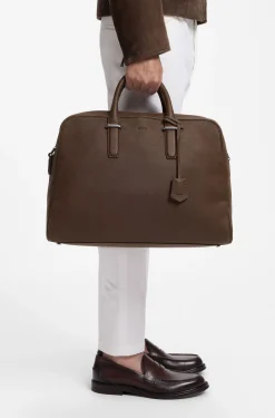 Weekender aus genarbtem Leder mit Logo-Prägung